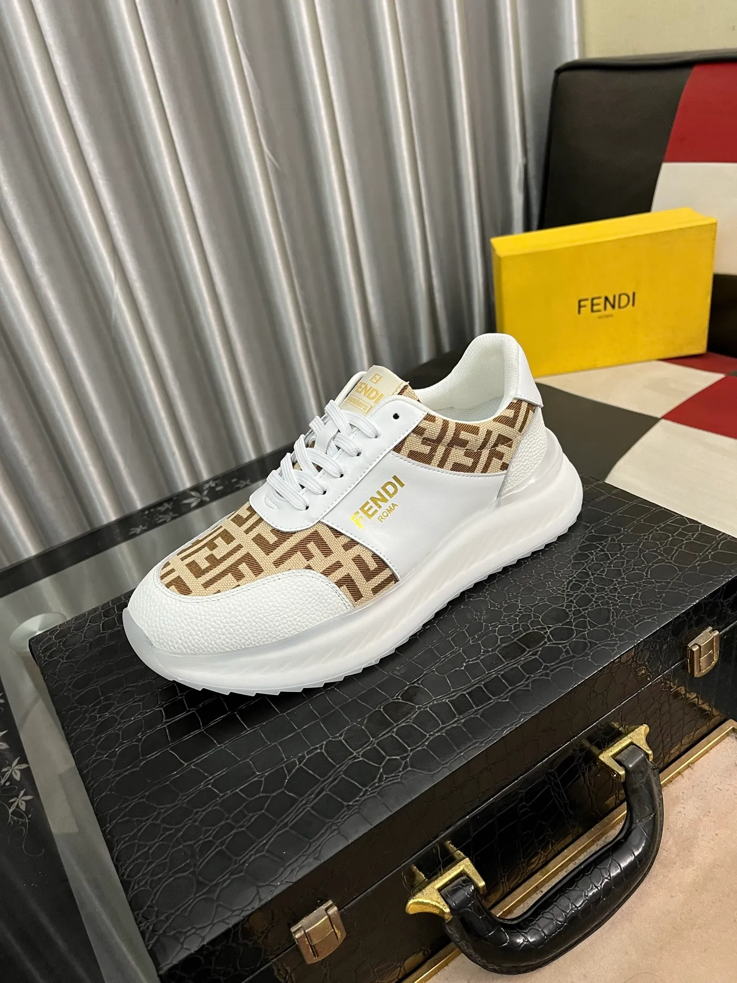 Men's Men's Shoes💰458⌚️⌚️[Fendi] Fendi's latest casual shoes for men! Available at counters simultaneously! Made entirely of imported top-grain calfskin, the interior is made of top-grain water-dyed cowhide, and the original factory-supplied rubber outsole. Leading new fashion concepts. Matching code: 38-444️⃣Colors available